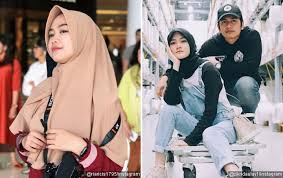 Sebab, alvin faiz baru 2 bulan resmi bercerai dengan larissa chou, tepatnya pada 16 juni 2021. Dituduh Cari Panggung Istri Zikri Daulay Ngegas Ejek Ria Ricis Hina Ibunda Dan Asal Ngomong