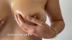 オイルマッサージ-私の油を塗った乳首で遊ぶ