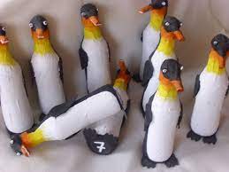 Passendes ende des astes mit heißkleber in den flaschenhals kleben. Pinguin Kegel Mann Braucht Jede Menge Leere Pet Flaschen Klebeband Und Papier Zum Formen Der K Pet Flaschen Basteln Kegel Basteln Basteln Mit Kindern Winter