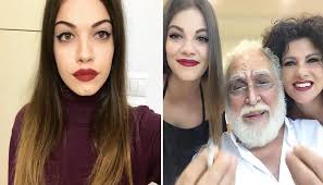 Όλα τα θέματα / άρθρα που θα βρείτε στις σελίδες του zarpanews.gr είναι ενυπόγραφα.όταν το zarpanews.gr χρησιμοποιεί θέματα που έχουν δημοσιευτεί σε άλλους ιστότοπους ή έντυπα μέσα, αναφέρει πάντα την πηγή τους. Tzenh Kazakoy H Panemorfh Eggonh Ths Karezh Pozarei Agkalia Me Ton Pappoy Kai Einai Idia H Giagia Ths