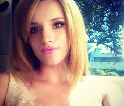 Bella S Short Hair Is So Cute Bella Thorne Instagram Bella Thorne Short Hair Styles