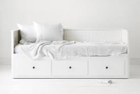 Ikea ti offre un vasto assortimento di letti matrimoniali, tutti progettati per farti riposare bene per molti anni. Il Letto A Scomparsa Ikea Colori Modelli E Prezzi Pinkblog