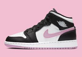 Blackpink 's rosé is ending all cover girls in her new pictorial with w korea magazine! Air Jordan 1 Mid Gs Arctic Pink 555112 103 Release Info Sneakernews Com