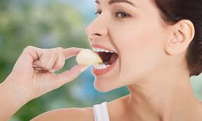 Mungkin sebagian masyarakat belum mengetahui mengenai khasiat daun inggu kering ini. Cara Menggunakan Bawang Putih Sebagai Obat Sakit Gigi Kabar Tangsel