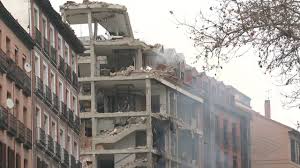 El momento exacto del colapso del edificio champlain towers Una Fuerte Explosion Provoca Derrumbe De Edificio En Madrid Youtube