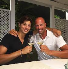 Su twitter simona ventura ha rassicurato che suo figlio non è in pericolo di vita. Milano E Il Figlio Di Bettarini E Simona Ventura Il Giovane In Prognosi Riservata Dopo L Accoltellamento In Discoteca Milano Zone