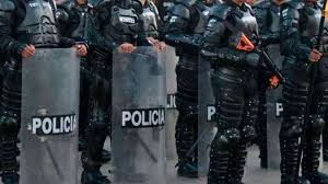 Uniformados del escuadrón móvil antidisturbios, esmad, compartieron una chocolatada con un grupo de manifestantes en el sur de bogotá durante la protesta por el paro nacional en colombia. Nueva Politica De Seguridad De Duque Aumentara Pie De Fuerza