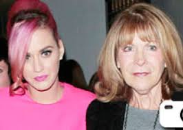 Keitija Perija ietusē kopā ar vīramāti. FOTO