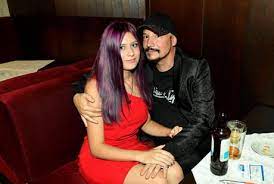 Pořád to s někým konzultujeme. Czech Singer Bohus Matus 46 Years Old And His 16 Years Old Girlfriend They Have Been Dating For 2 Years Already Yes They Started Dating When She Was 14 9gag