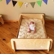 un petit lit en bois facile a realiser lit au sol chambre montessori et idees de lit