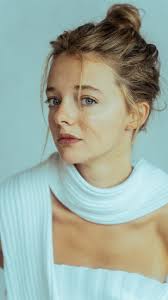 "Als ik het script lees, dan denk ik wel: 'dit is echt kut'. Ik vind het  kut voor dat meisje, en dat meisje dat ben ik," vertelt actrice Ellie de  Lange in Jongstof. "Ik heb geleerd om het materiaal te ...