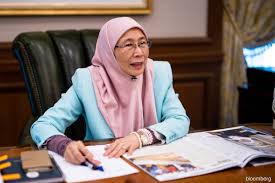 Formey deputy prime minister datuk seri dr wan azizah wan ismail said the money from the qatar fund for development was broken down into three in response to a facebook post by datuk seri ahmad zahid hamidi yesterday, dr wan azizah pointed out that only us$5 million (rm21.7 million). Mps Chairing Glcs Or Glics Should Take 50 Pay Cut Says Wan Azizah The Edge Markets