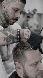 Nowoczesne cięcie dłuższych partii włosów na szczycie głowy to kluczowy  element każdej męskiej stylizacji