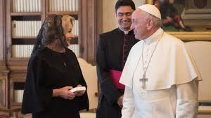 In fata dumneavoastra nu este ministrul dancila, este femeia dancila, este mama viorica vasilica care iubeste traditiile, care iubeste prin voi cozonaci cu toata daruirea mea de femeie puternica pentru toti romanii care e singurii care poate sa ne caracterizeze. Intalnirea Dintre Viorica DÄƒncilÄƒ È™i Papa Francisc Subiect De Glume Pe Internet Stiri De Ultima Ora Din Cluj Napoca
