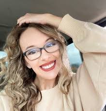 Amanda Dudgeon's Instagram, Twitter & Facebook