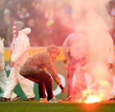Fc köln on sep 1, 1990. Kolner Problemfans Platzsturm Und Jagdszenen Im Rhein Derby Bilder Fotos Welt
