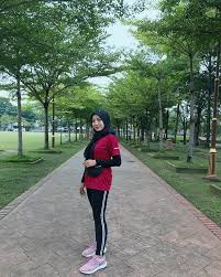 Untuk kamu yang berhijab, ootd sporty. Gambar Mungkin Berisi 1 Orang Berdiri Pohon Sepatu Luar Ruangan Dan Alam Jogging Gaya Hijab Pakaian Sporty