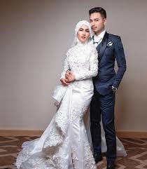 Rekaan pelamin semasa majlis pernikahan selebriti elfira loy yang juga merupakan bekas tunangnya penyanyi di matamu ini. Baju Kahwin Kot