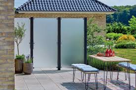 Glas Lasst Licht Hindurch Schemenhaft Erkennt Man Umrisse Auf Der Anderen Seite Anstelle Von Blankem Glas Sollte Glaszaun Gartengestaltung Balkon Sichtschutz