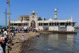 Orang yang diwajibkan untuk ibadah haji adalah orang yang mampu secara materi dan juga secara fisik. Haji Ali Dargah Wikipedia