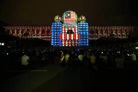 Tapak kerajaan berpindah dari kuala lumpur ke sini pada tahun 1999, akibat kepadatan kawasan majoriti penduduk yang tinggal di putrajaya adalah kakitangan kerajaan sendiri dan majoriti penduduk di sini adalah daripada golongan berbangsa melayu. Putrajaya Bermandi Cahaya