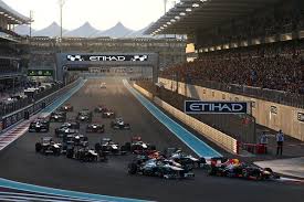 Deux monoplaces siglées renault sur la grille de départ d'un grand prix de formule 1. Abu Dhabi Gp 2013 Start Of The Race Abu Dhabi Grand Prix Abu Dhabi Grand Prix