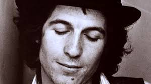 Non sempre per parlare di morte e di speranza bisogna aver perduto qualcuno di caro o un mito a cui ci si è ispirati. La Canzone Di Rino Gaetano Che Parla Di Torino E Moncalieri