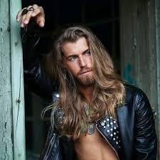 L’alternativa più disfatta ed incasinata rispetto ad un codino, che nasconde un’apparenza dinamica sotto un aspetto ordinato e preciso. L Uomo Con I Capelli Lunghi E Di Moda Nel 2019 Affascinante E Sensuale