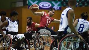Akhiri gerakan dengan melangkahkan kaki belakang ke depan, bertumpu, dengan pandangan mata tetap mengikuti arah terlemparnya bola. Mengenal 5 Olahraga Spesial Di Asian Para Games 2018
