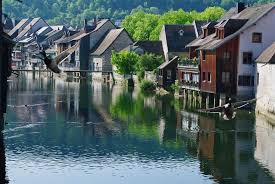 Première destination touristique mondiale, la france reste le pays le plus visité. Maisons Au Bord De La Loue A Ornans Doubs France Travel France Dream Destinations
