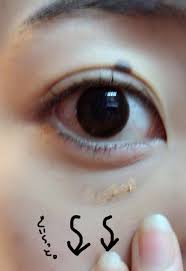 目の下のクマ に悩んでいる方必見 クマ メイク ノーメイク 色素薄い メイク