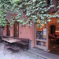Un salon de thé à la décoration soignée (dans des tons jaune et noir très sympas) qui propose des plats du jour à midi et des douceurs tout au long de la journée. Kafe Leila Tbilisi Restaurant Reviews Photos Phone Number Tripadvisor