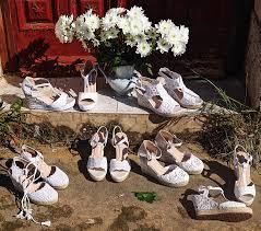 Las alpargatas de novia, también llamadas cuñas o esparteñas, están diseñadas con las máxima calidad, con tejidos y aplicaciones específicos de novia. Venta Cunas Esparto Novia En Stock