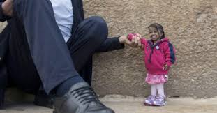 C'est avec une grande tristesse que le guinness world record a annoncée, le 04/09/2015, la mort de l'homme le plus petit du monde. Une Rencontre Record L Homme Le Plus Grand Du Monde Et La Femme La Plus Petite Du Monde Reunis Pour Une Publicite Regardecettevideo Fr