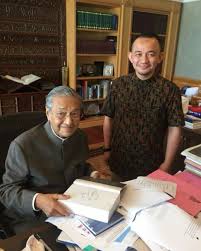 Maszlee malik dan seluruh warga kementerian pendidikan malaysia mengucapkan rakyat malaysia selamat hari raya aidilfitri 2019. Latar Belakang Menteri Pendidikan Malaysia Yang Baru Patutlah Tun M Pilih Dr Maszlee