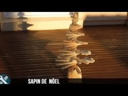 Un peu de bricolage pour couper les lattes et les clouer et c'est tout. Bricolage Vlogs Fabrication D Un Sapin De Noel En Bois De Palettes Youtube