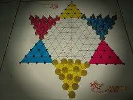 Ular tangga menjadi bagian dari permainan tradisional di indonesia. Main Halma