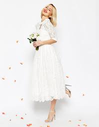 Die frauen, die bei der kirchlichen trauung ein langes hochzeitskleid tragen, greifen beim standesamt gerne zu einem cocktailkleid. Wie Sieht Das Perfekte Kleid Fur Standesamt Aus