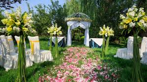 L'élément indispensable à une cérémonie en extérieur (dite aussi cérémonie laïque) est l'arche de mariage et en matière d'arche le choix devient difficile tellement il y a d'idées ! De Splendides Lieux Pour Votre Mariage Au Quebec
