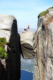 1084 meter ragt der höchste gipfel der region lysefjord über dem meeresspiegel: Kjeragbolten Wanderung Special Camping Rockt