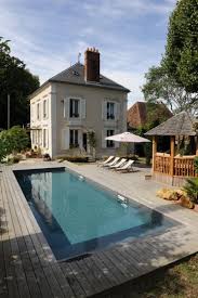 Une Piscine Traditionnelle Installee Dans Un Hotel Particulier En Region Parisienne Piscines Design Amenagement Jardin Devant Maison Renovation Vieille Maison