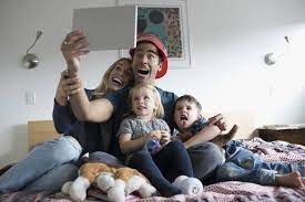 Estos juegos son lo suficientemente sencillos como para que tanto grandes como chicos lo si a tu familia le gustan juegos que reten su intelecto una buena elección es beat the parents. La Familia Que Juega Unida Es Mas Feliz Mamas Y Papas El Pais
