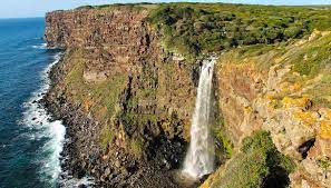 Si trova in sardegna la cascata «più marinara», come è stata definita da hundredrooms, un comparatore online di alloggi turistici che ha selezionato alcune delle cascate italiane che. La Spettacolare Cascata Si Getta Nel Mare E In Italia Ma Nessuno Lo Sa Siviaggia