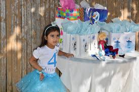 Get tons of ideas for frozen birthday party decorations, supplies, favors, invitations, cakes, games, and diy ideas for parents on a budget. Frozen Party Decoration Novocom Top