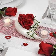 Zu einer echten traumhochzeit gehört die richtige dekoration der tische der hochzeitslocations. Tischdekoration Zur Hochzeit Rote Rosen In Rot Weiss