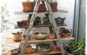 Aus Einer Leiter Wird Ein Pflanzenregal Fur Den Balkon Diy Fruhling Pflanzenregale Blumenleiter Alte Leiter