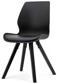 24designs catfish ii stoel set van 2 zwarte kunststof zitkuip bruine houten poten stoelen houten kunstleer