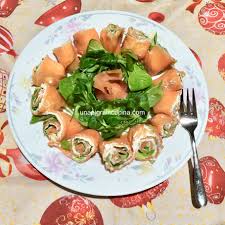 Tagliato a fette sottili, in buste sottovuoto o in atmosfera modificata, il salmone affumicato è facilissimo da reperire e pronto all'uso: Involtini Freddi Salmone E Crescenza Una Pigra In Cucina
