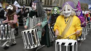 Am kinderumzug und am umzug der zünfte zum feuer nimmt der gast mit einer eigenen delegation und traditionellen, typischen umzugssujets teil. Zurich Boogg Explodiert Nach 20 Minuten Und 31 Sekunden Das Gibt Einen Schlechten Sommer