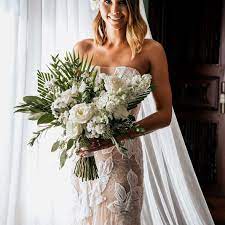 Dahlias are available in shades of white, pink, red, yellow. 18 Striking Tropical Wedding Bouquets